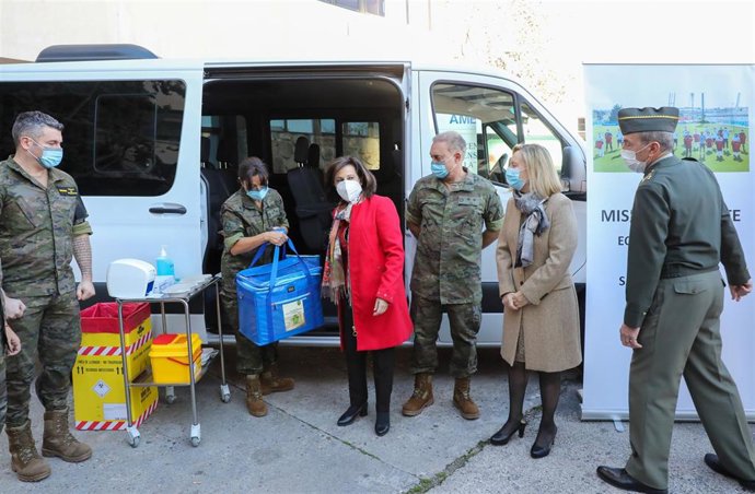 La Ministra de Defensa, Margarita Robles durante su visita a los Equipos Móviles de Vacunación