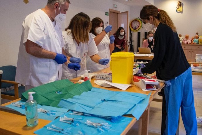 Archivo - Profesionales de la residencia de gente mayor Oms-Sant Miquel preparan las dosis de las primeras vacunas para su administración a usuarios y trabajadores.