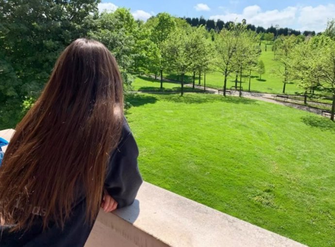 Una adolescente en confinamiento por Covid