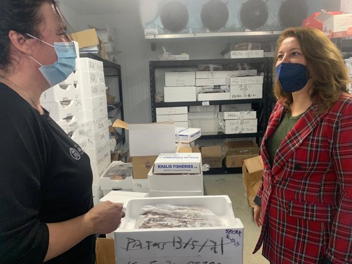 Carmen Crespo, durante su visita a una conservera de Adra (Almería)