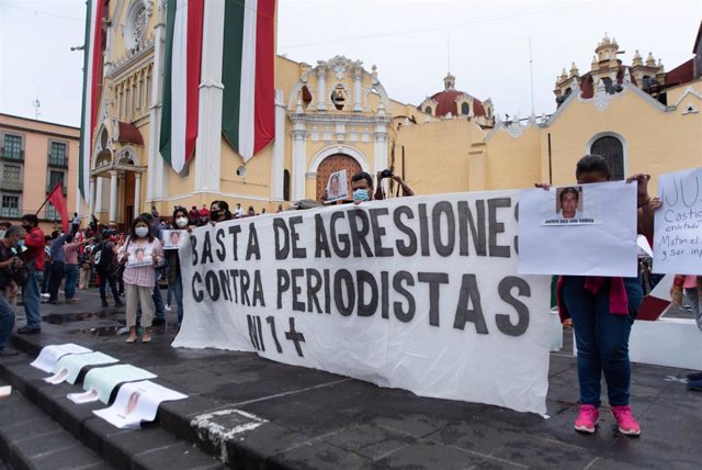 Archivo - Concentración de periodistas en México en protesta por el asesinato de de Julio Valdivia