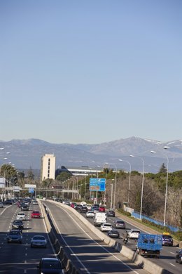 Varios vehículos circulan por la carretera de A Coruña, a 30 de diciembre de 2021