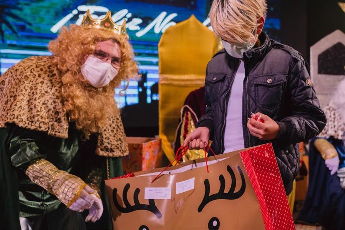 Archivo - Reparto juguetes Reyes Magos