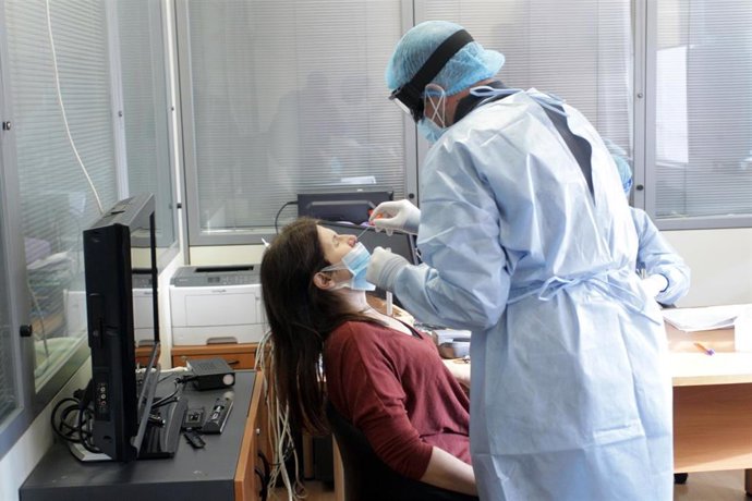Archivo - Prueba de coronavirus en Atenas