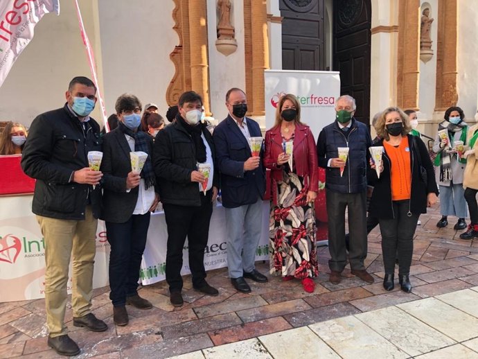 Cientos de onubenses participan en las 'campanadas con fresas' a beneficio de la Asociación contra el Cáncer