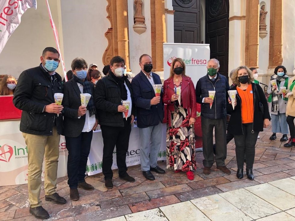 Cientos de onubenses participan en las 'campanadas con fresas' a beneficio de la Asociación contra el Cáncer