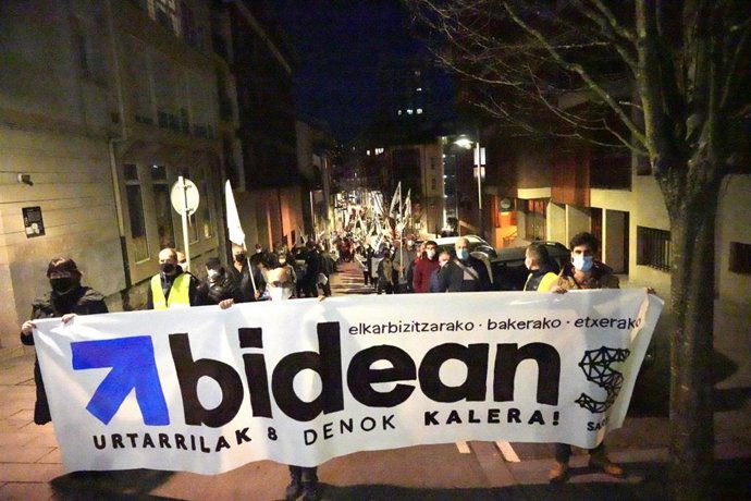 Manifestación de Sare por los derechos de los presos de ETA en Mondragón (Gipuzkoa)