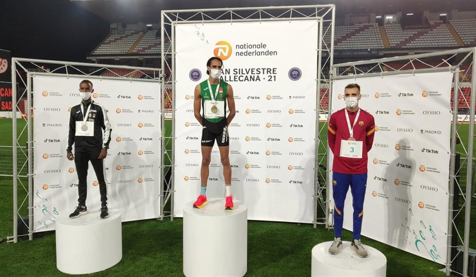 Mohamed Katir en el podio como ganador de la San Silvestre Vallecana 2021