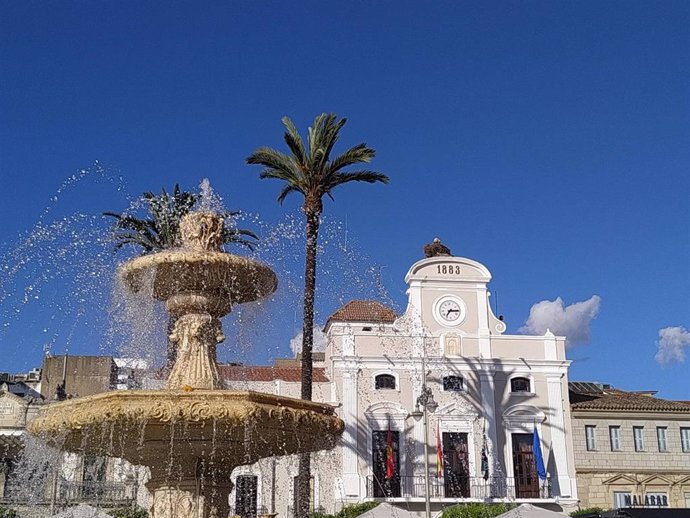 Archivo - Cielos despejados en la Plaza de España de Mérida.