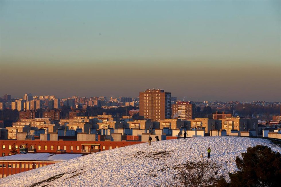 Archivo - Capa de contaminación sobre la ciudad desde el Cerro del Tío Pío en Madrid