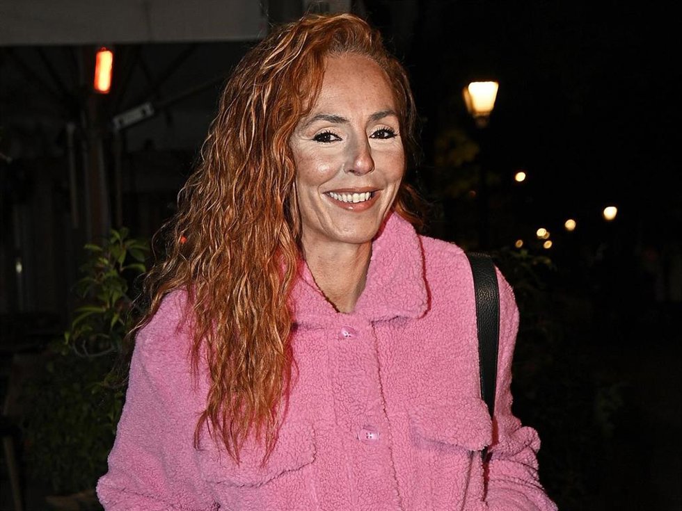 Rocío Carrasco, radiante, se convirtió en la gran protagonista de la fiesta navideña de 'La Fábrica de la Tele'