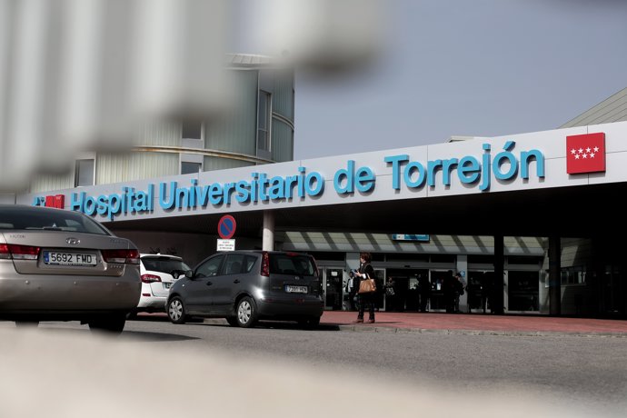 Entrada al Hospital Universitario de Torrejón, donde se encuentran ingresados los dos nuevos pacientes afectados de coronavirus en Madrid, uno de ellos en la UCI, y que elevan a cuatro los infectados en la comunidad autónoma.