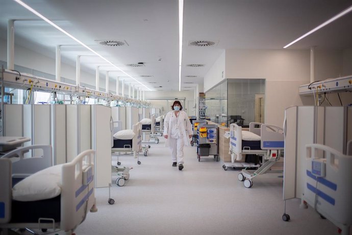 Archivo - La jefa de la UCI del Complejo Hospitalario Moiss Broggi camina por las instalaciones del recinto, a 20 de abril de 2021, en Sant Joan Despí, Barcelona, Catalunya (España). Este nuevo edificio se ha construido en la parte posterior del hospit