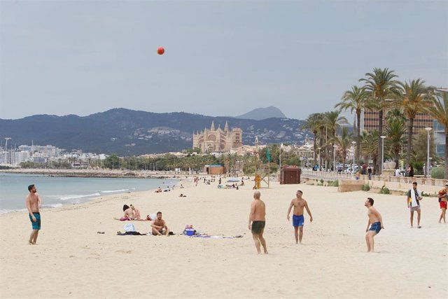 Archivo - Bañistas en una playa de Palma.