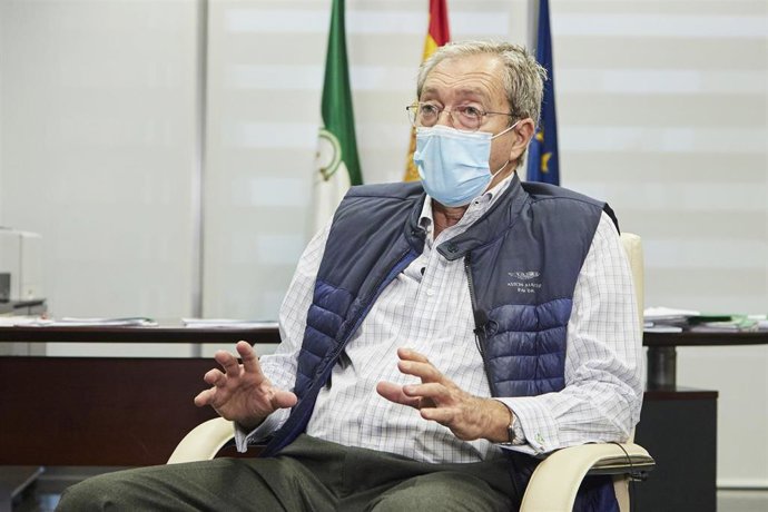 El consejero de Transformación Económica, Industria, Conocimiento y Universidades, Rogelio Velasco, posa durante la entrevista realizada por EuropaPress, a 23 de diciembre de 2021 en Sevilla (Andalucía, España)