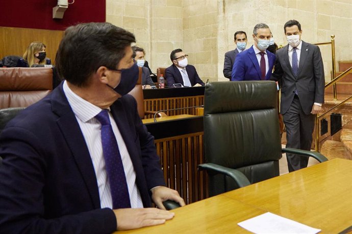 Archivo - El vicepresidente de la Junta, Juan Marín, (i) espera la llegada del consejero de Hacienda, Juan Bravo (2d) y el presidente de la Junta, Juanma Moreno, (d) en un debate parlamentario en una imagen de archivo