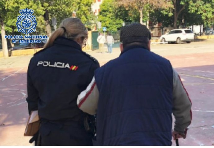 Una agente atiende a un ciudadano.