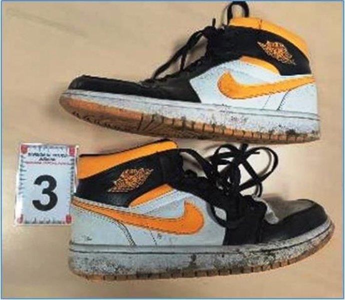 Zapatillas robadas que portaba el detenido