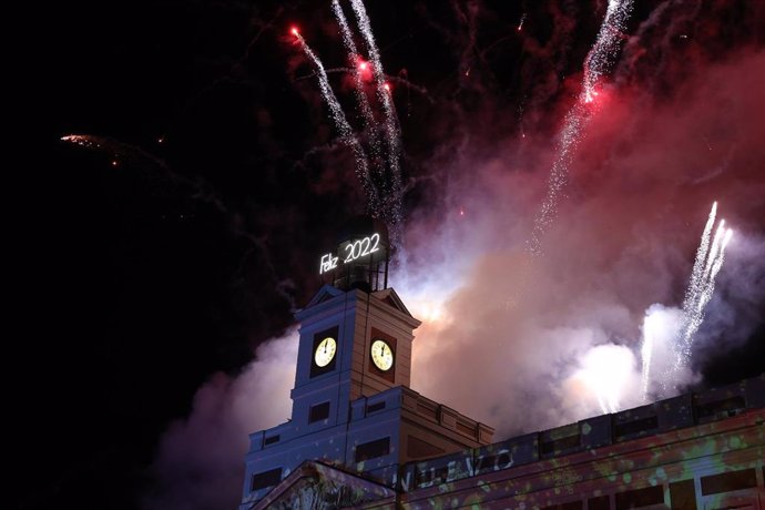 Fuegos artificiales celebran la llegada del año 2022 en las Campanadas de Nochevieja, en la Puerta del Sol.
