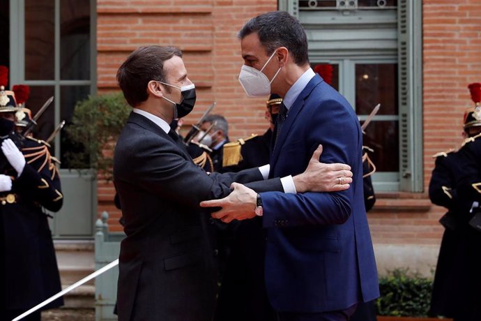 Archivo - El presidente del Gobierno, Pedro Sánchez (d), saluda al presidente de la República Francesa, Emmanuel Macron (i), de cara a la XXVI Cumbre hispano-francesa, en Montauban, (Francia), a 15 de marzo de 2021. 