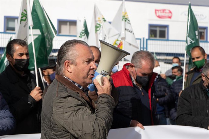 Archivo - El presidente de Asaja de Castilla y León, Donaciano Dujo, interviene con un megáfono durante una concentración para reclamar un precio justo de la leche de vaca para el ganadero, a las puertas de Lactalis, a 9 de noviembre de 2021, en Zamora,