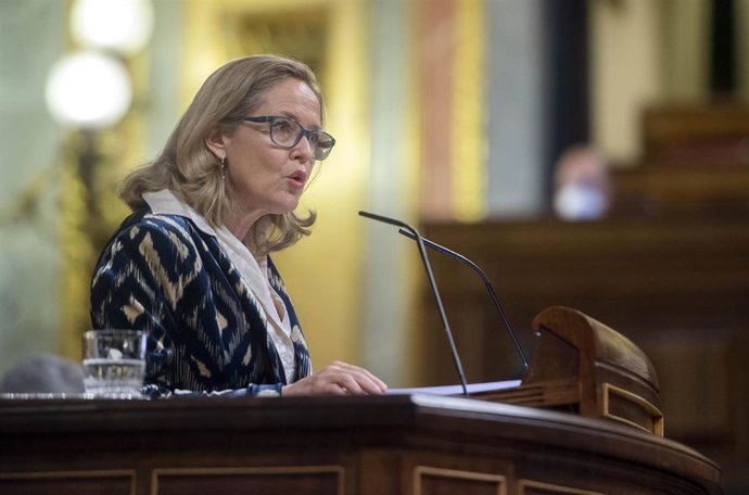 La vicepresidenta primera y ministra de Asuntos Económicos y Transformación Digital, Nadia Calviño, interviene en una sesión plenaria en el Congreso de los Diputados, a 16 de diciembre de 2021, en Madrid, (España). 