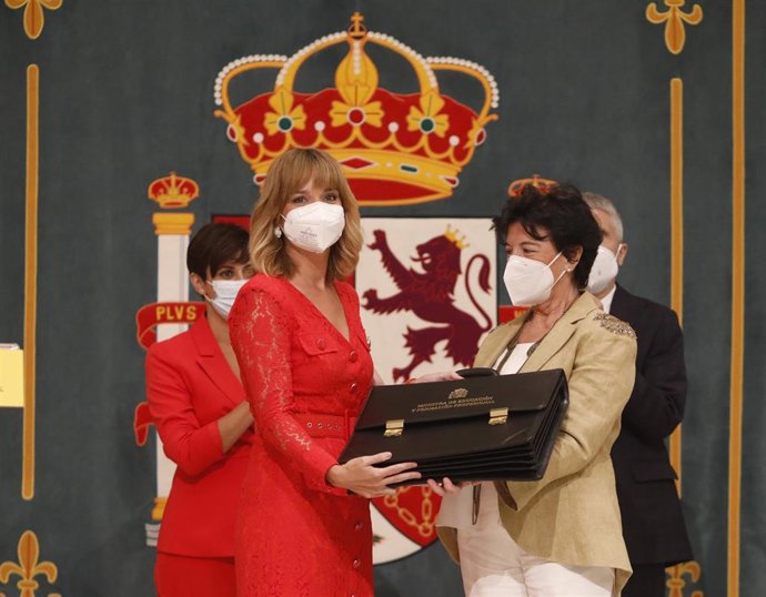 Archivo - La actual ministra de Educación y FP, Pilar Alegría (i), recibiendo la cartera ministerial de su predecesora, Isabel Celaá (d), en la sede del Ministerio el pasado 12 de julio de 2021 en Madrid