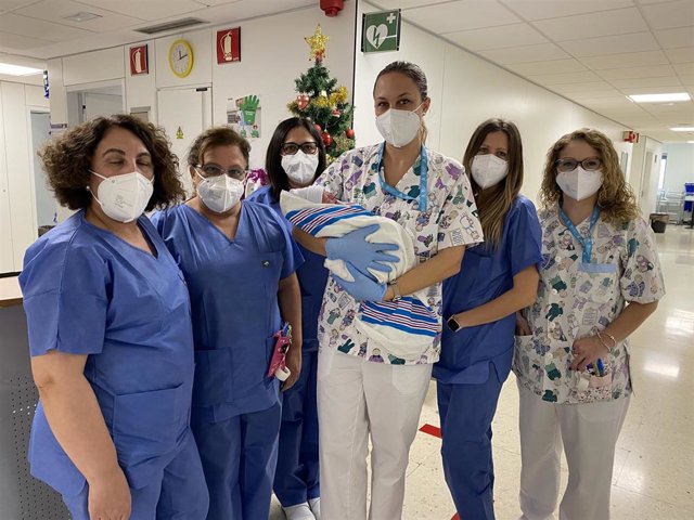 El equipo de enfermería de planta del Materno Infantil de Málaga posa con Adam, primer bebe malagueño de 2021
