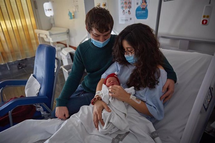 Ekia, primera bebé nacida en Navarra en 2022, con sus padres
