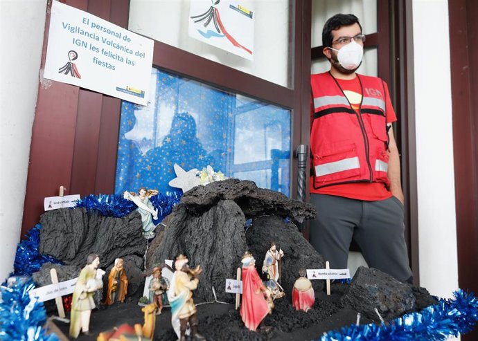 El sismólogo del IGN, Itaiza Domínguez junto al nacimiento realizado por el Instituto Geólico Nacional (IGN) con material volcánico en la plaza de Tajuya