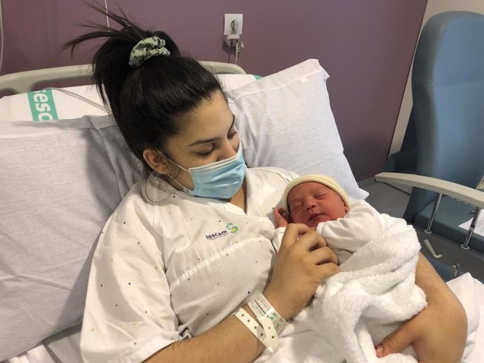 Iker, primer bebé nacido en Castilla-La Mancha a la media hora de estrenarse el 2022