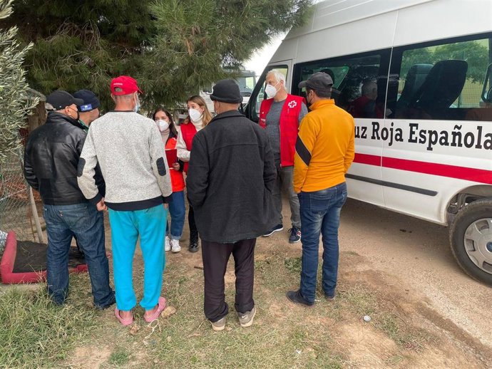 Un equipo de voluntarios atiende a un grupo de personas que viven en asentamientos improvisados de la Región