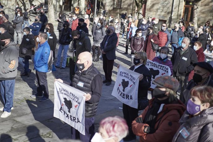 Varias personas con pancartas durante una movilización en apoyo a los presos de ETA, a 31 de diciembre de 2021, en Pamplona, Navarra, (España). 