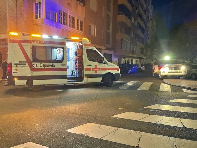 Efectivos de Cruz Roja Extremadura durante una intervención en Nochevieja 2021 en Badajoz.