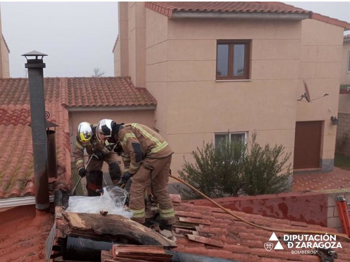 Los bomberos de la DPZ sofocan un incendio de una chimenea en Figueruelas (Zaragoza).