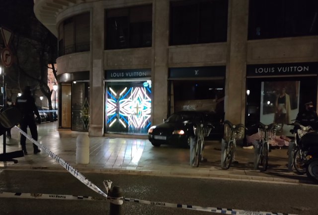 Vehículo empotrado en la cristalera de una tienda de Louis Vuitton donde han robado esta Nochevieja, a 1 de enero de 2022, en Valencia, Comunidad Valenciana, (España). 