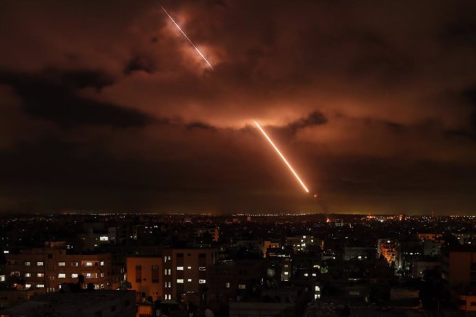 Archivo - 19 May 2021, Palestinian Territories, Gaza City: Israel's Iron Dome anti-missile system intercepts rockets launched from Gaza Strip into Israeli territories, amid the escalating flare-up of Israeli-Palestinian violence. Photo: Bashar Taleb/APA
