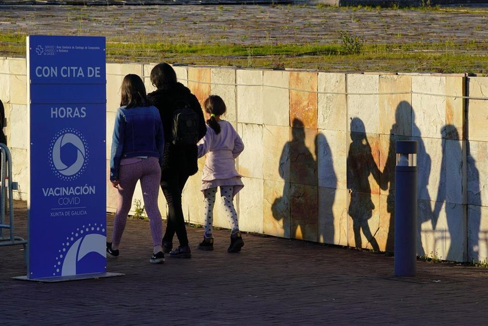 Varios niños acuden a recibir la vacuna contra el Covid-19, en la Cidade da Cultura, a 15 de diciembre de 2021, en Santiago de Compostela