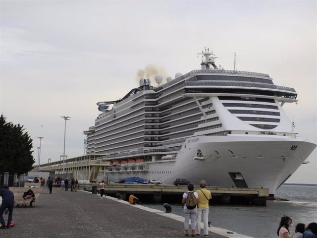Un crucero en el puerto de Lisboa