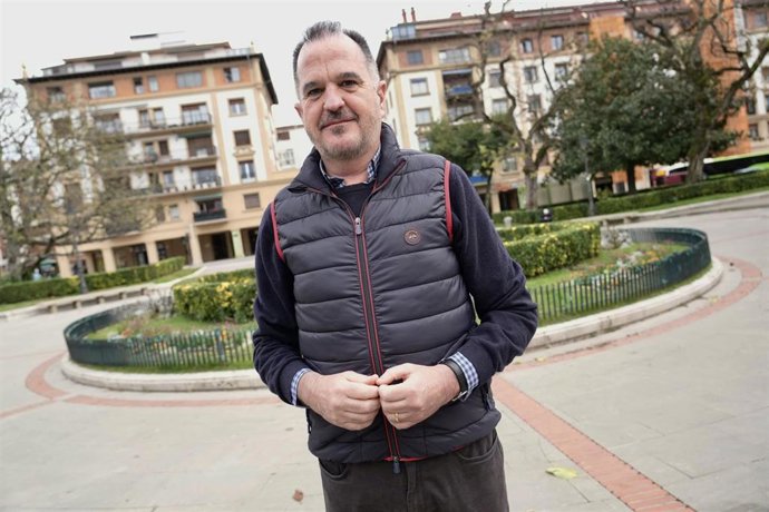 El presidente del PP vasco, Carlos Iturgaiz, posa después de ofrecer declaraciones a los medios sobre el discurso del rey, en el Puente Colgante de las Arenas de Getxo,  a 25 de diciembre de 2021, en Getxo, Vizcaya (País Vasco).