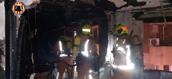 Los bomberos intervienen en un incendio en Alaqus en la primera madrugada del año