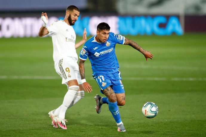 Archivo - Mathias Olivera of Getafe and Karim Benzema of Real Madrid in action during the spanish league, LaLiga, football match played between Real Madrid and Getafe CF at Alfredo Di Stefano Stadium on July 02, 2020 in Valdebebas, Madrid, Spain.