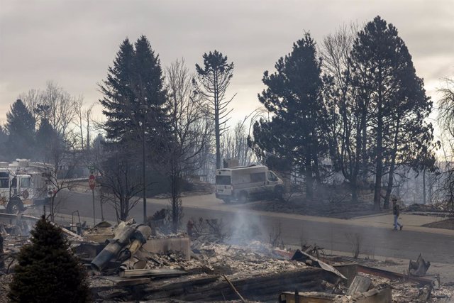 31 December 2021, US, Louisville: Burned houses are seen in the neighbourhood between Harper Lake and S Centennial Parkway in Louisville following the Marshall Fire that spread rapidly into Louisville and Superior. Photo: Carl Glenn Payne/ZUMA Press Wire 