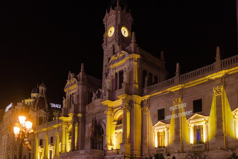 La fachada del Ayuntamiento de Valncia, durante las campanadas para dar la bienvenida al 2022