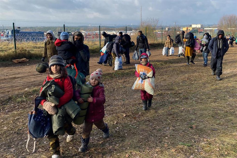 Archivo - Migrantes en el centro de acogida de Brusgi, en Bielorrusia, cerca de la frontera con Polonia