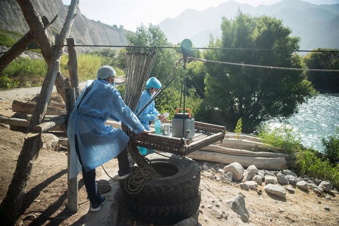 Archivo - Sanitarios en Perú durante la crisis del coronavirus
