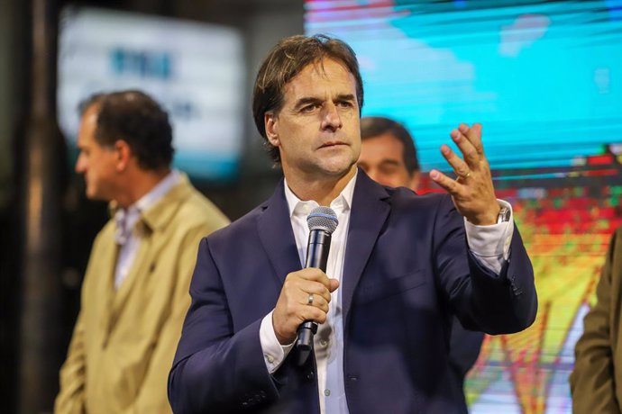 Archivo - 25 November 2019, Uruguay, Montevideo: Luis Lacalle Pou, presidential candidate for the National Party speaks to his supporters ahead of the results announcement of the second round of the presidential election. Photo: Mauricio Zina/SOPA Image