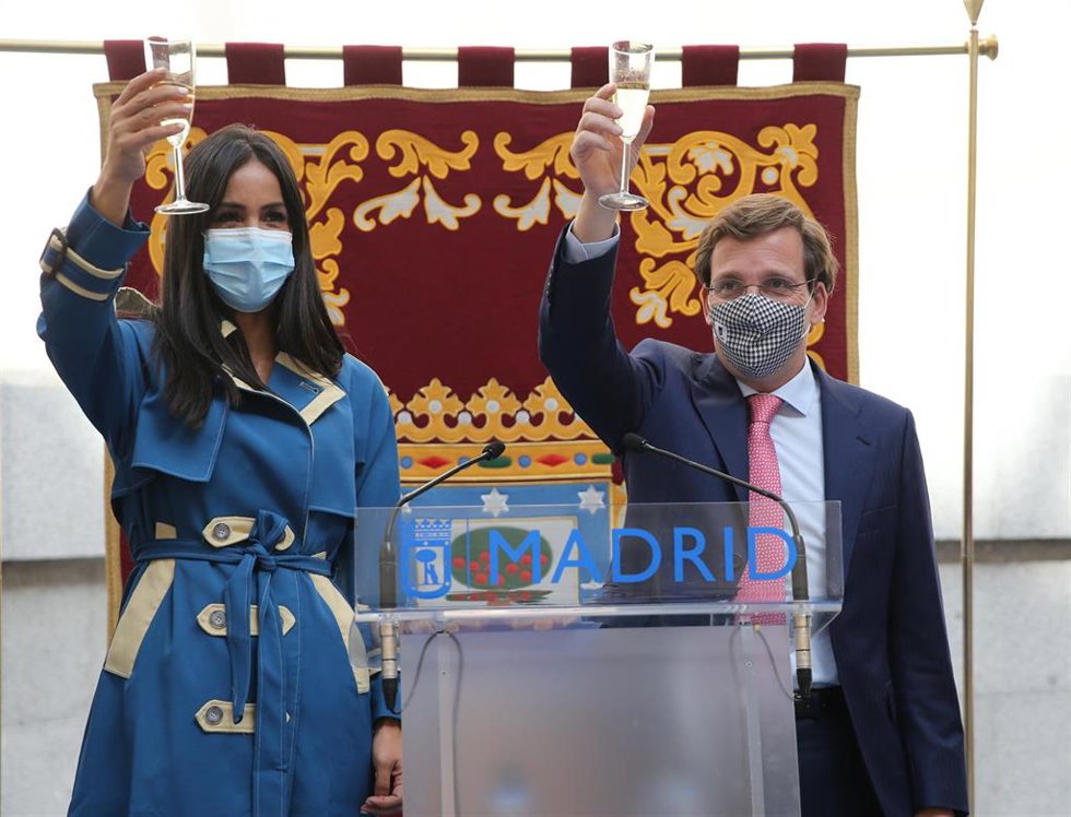 Archivo - El alcalde de Madrid, José Luis Martínez-Almeida, y la vicealcaldesa de Madrid, Begoña Villacís, brindan en un acto conmemorativo del Día de la Fiesta Nacional