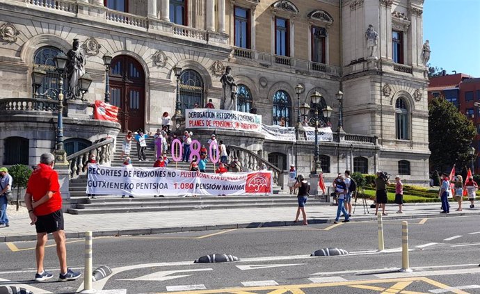 Archivo - Movilización del colectivo de pensionistas, este lunes en Bilbao