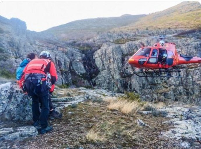 Un varón de 50 años ha sido rescatado este sábado por un helicóptero del Grupo Especial de Rescate en Altura (GERA) en Valverde de los Arroyos